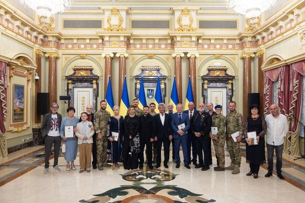 Владимир и Елена Зеленские с лауреатами награды «Национальная легенда Украины» / © Офіційний сайт Президента України