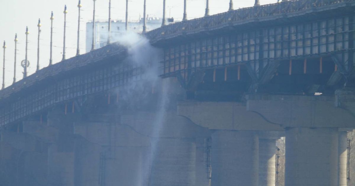 У Києві на мосту Патона утворився водоспад: знову прорив труби