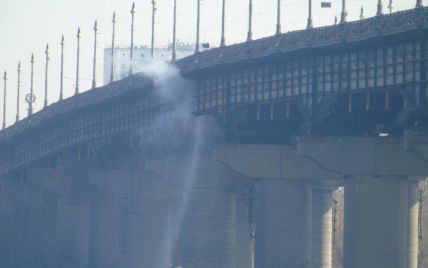 В Киеве на мосту Патона образовался водопад: снова прорыв трубы