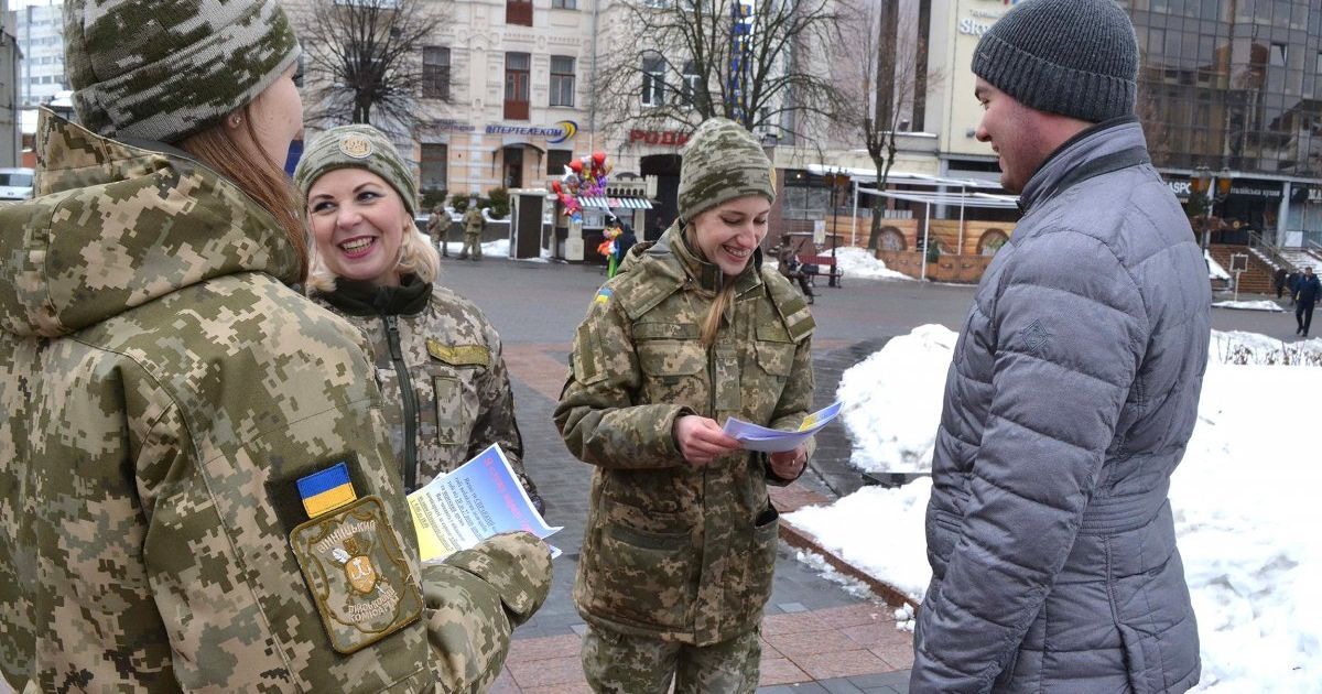 На військовий облік братимуть вагітних і жінок з дітьми: роз'яснення Міноборони