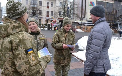 На військовий облік братимуть вагітних і жінок з дітьми: роз'яснення Міноборони