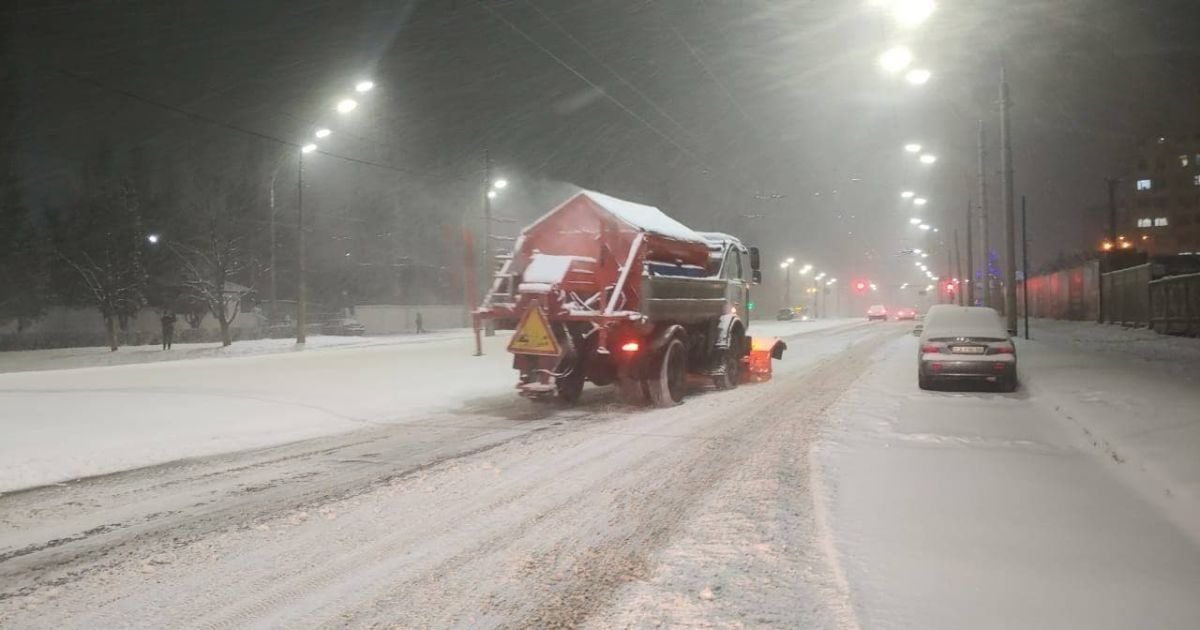 Сніг у Києві, прибирання доріг / © КМДА