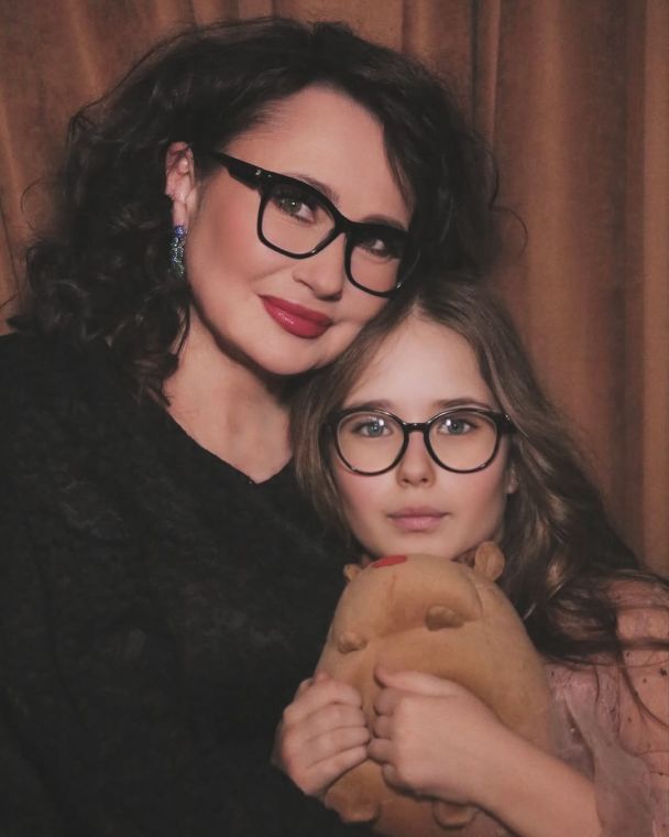 Елена Мозговая показала свою счастливую 10-летнюю дочь от Аксельрода на отдыхе