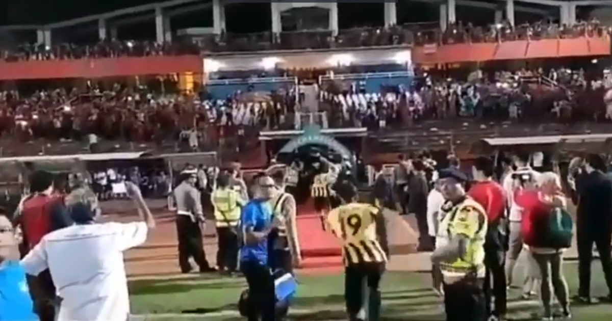 Футболисты сборной Малайзии показали чудеса скорости из-за разгневанных фанатов