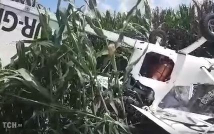 На Сумщині розбився літак, який обробляв кукурудзяне поле