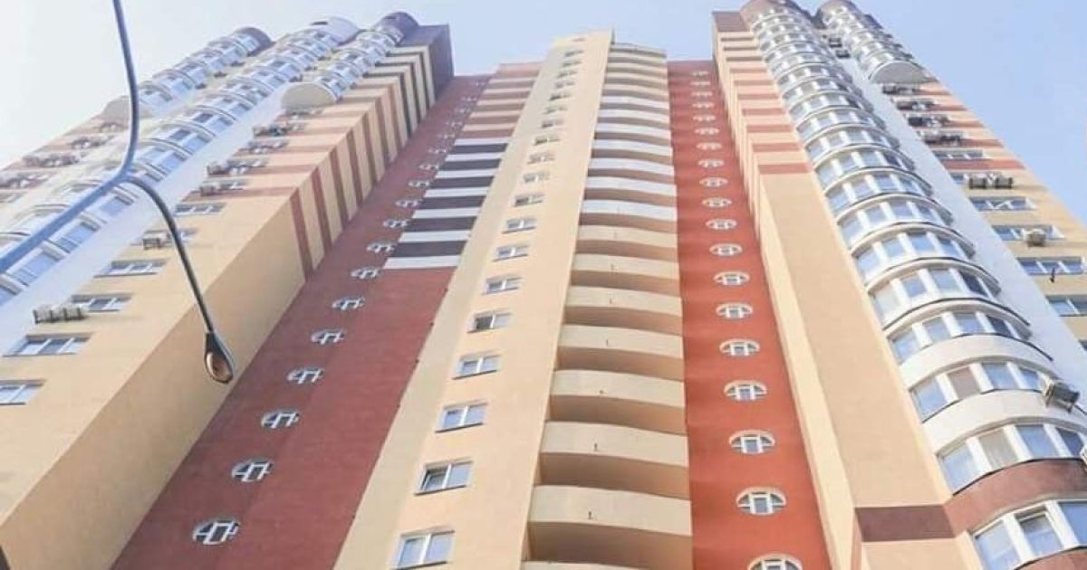 У Києві чоловік у капцях вистрибнув з 24-го поверху