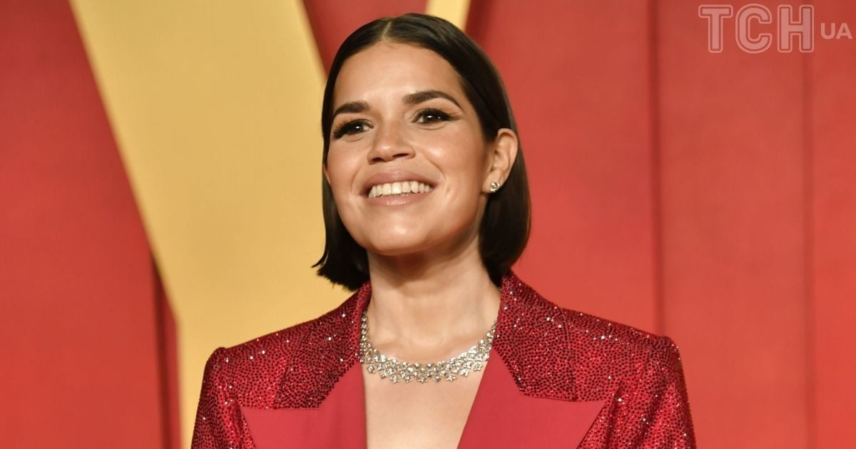 Forgot to wear a skirt: America Ferrera in only a jacket with ...