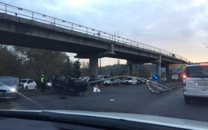 У Києві рух мостом "Метро" паралізувало через аварію