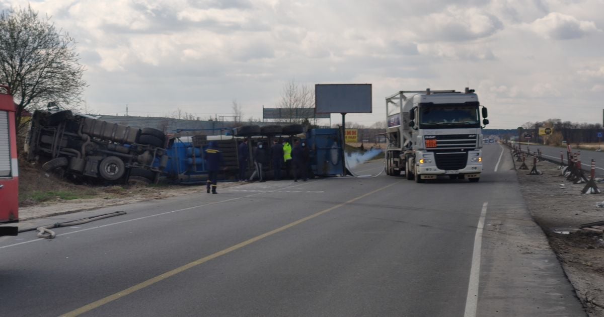 Автоцистерна перекинулась поблизу Києва, бо водій знепритомнів за кермом