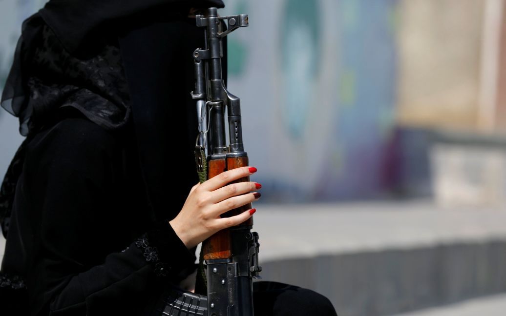 Жінка, яка підтримує повстанців-хуситів, тримає гвинтівку під час мітингу підтримки руху в Сані, Ємен. / © Reuters