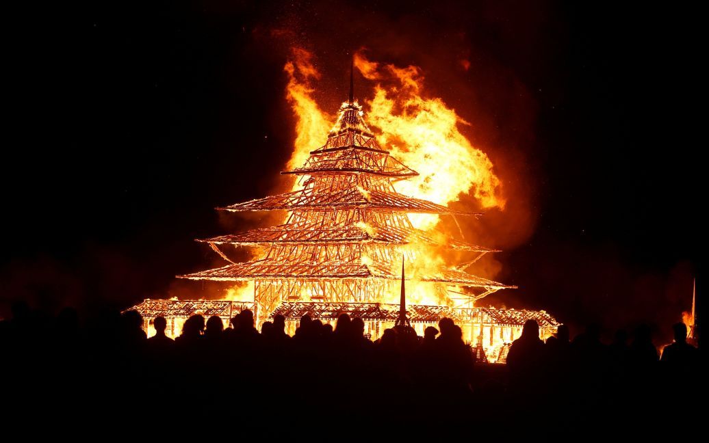 Учасники дивляться за спаленням Проекту Храм на 30-му щорічному фестивалі незалежного мистецтва Burning Man у пустелі Блек Рок, штат Невада, США. / © Reuters