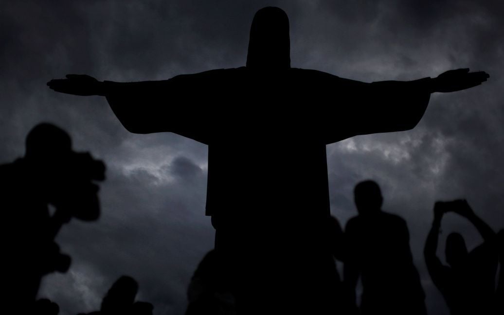 Туристи насолоджуються видом на статую Христа Спасителя перед церемонією відкриття Паралімпійських ігор у Ріо-де-Жанейро, Бразилія. / © Reuters