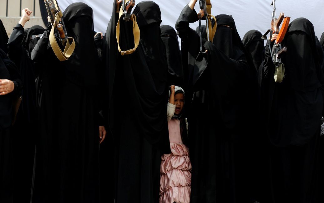 Дівчинка відвідує парад жінок, лояльних до руху Хуті, щоб продемонструвати свою підтримку руху в Сані, Ємен. / © Reuters