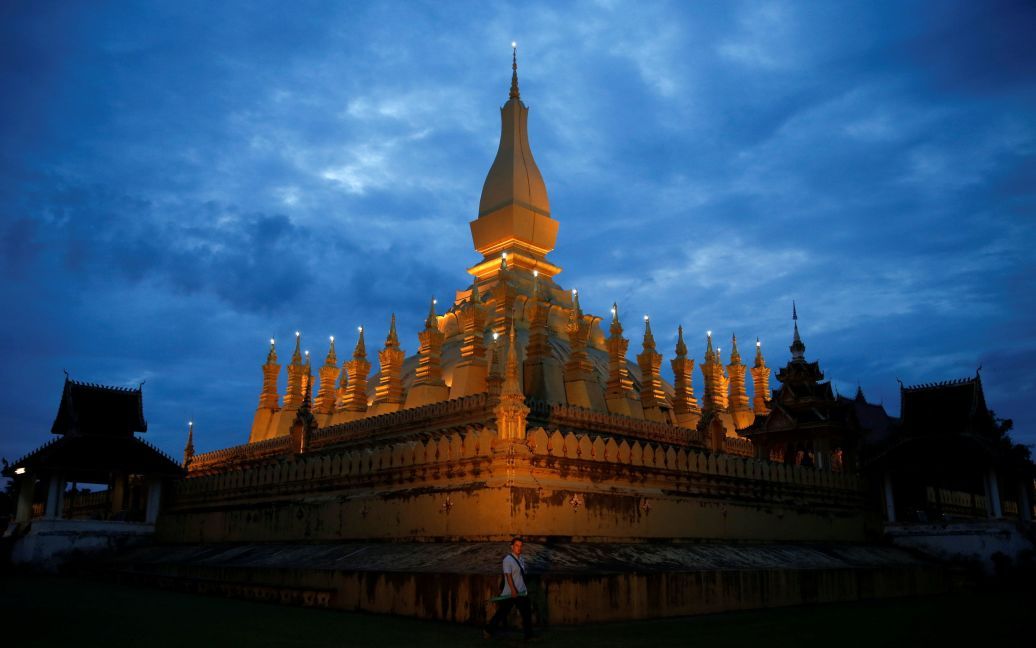 Одна з найбільших буддійських святинь Лаосу Тхат-Луанг (Велика Ступа) у В&#039;єнтьяні напередодні саміту АСЕАН. / © Reuters