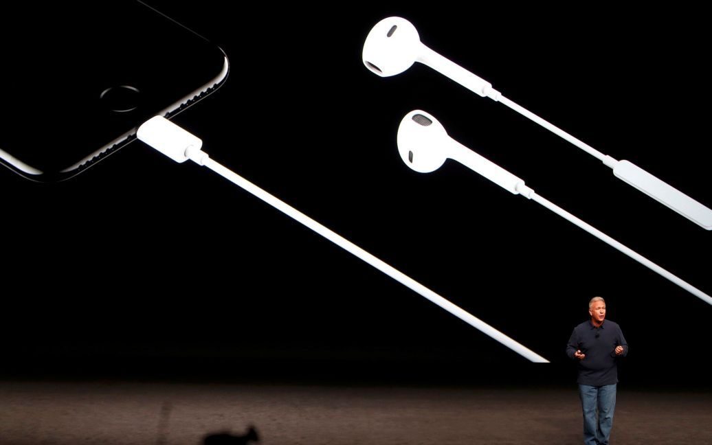 Філ Шиллер, старший віце-президент по глобальному маркетингу компанії Apple, обговорює особливості аудіо iPhone7 під час презентації у Сан-Франциско, Каліфорнія, США. / © Reuters