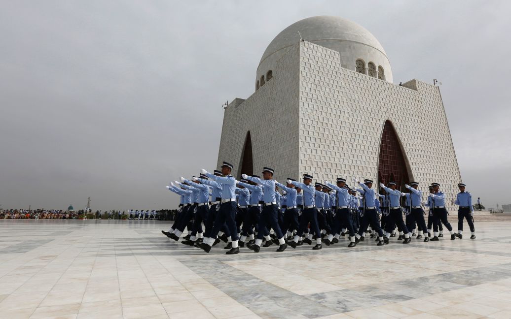 Члени військово-повітряних сил Пакистану проходять повз мавзолею Мухаммада Алі Джина під час церемонії Дня оборони, або День пам&#039;яті Пакистану в Карачі, Пакистан,. / © Reuters