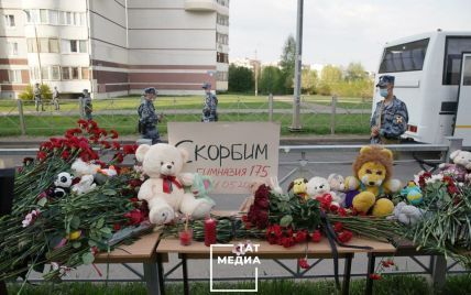 Оберемки квітів, іграшки і сльози рідних: у Казані ховають загиблих під час жахливої стрілянини в школі