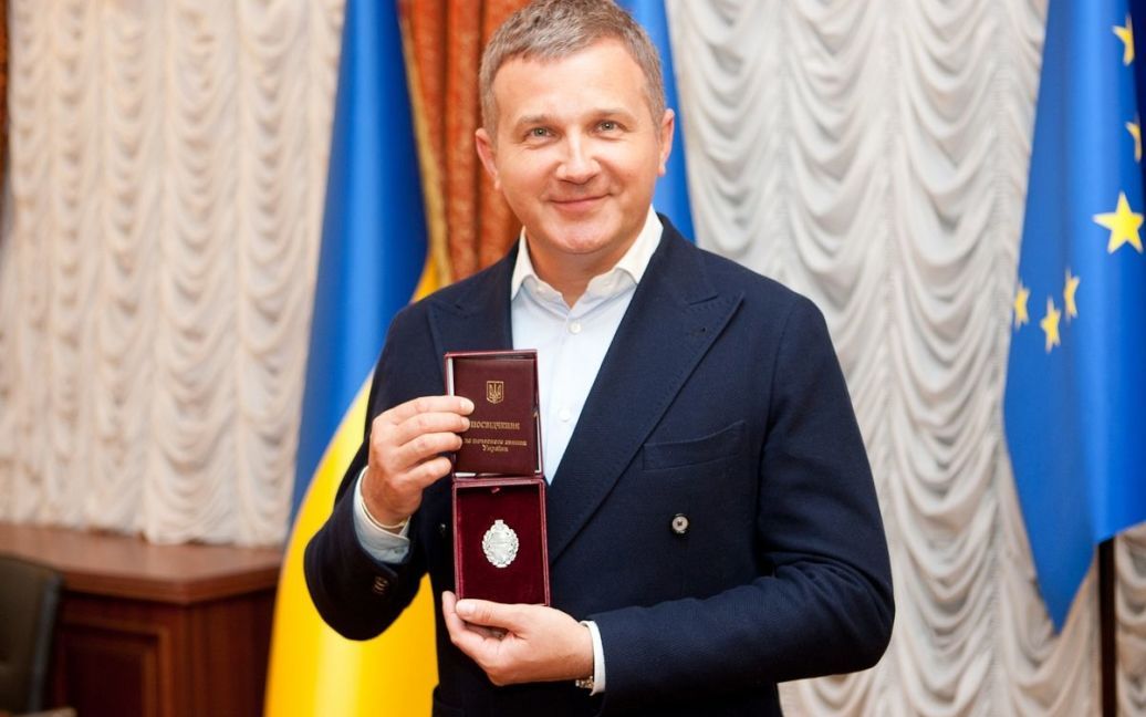 Юрий Горбунов получил нагрудный знак и удостоверение заслуженного артиста Украины / © пресс-служба канала "1+1"