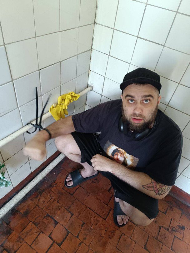 В ТЦК мужчину приковали стяжками к трубе: что известно об инциденте (фото)