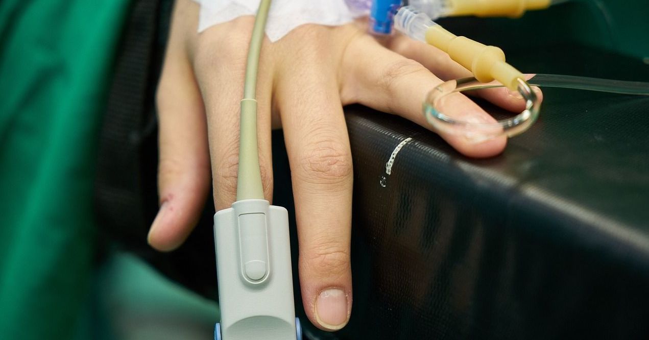 Почернели после заражения: больной коронавирусом женщине ампутировали пальцы