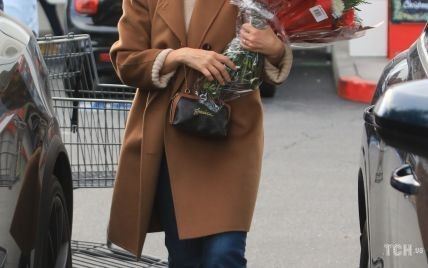 В пальто цвета кэмел и леопардовой маске: Джессика Альба на шопинге