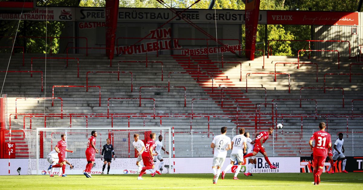 Жажда к футболу: в Германии фанаты залезли на 12-метровое дерево, чтобы посмотреть матч вживую