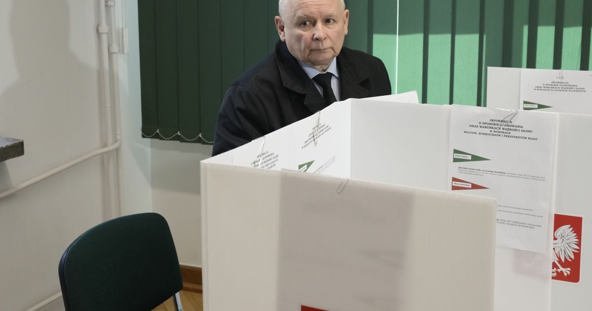 Лідер партії "Право і справедливість" Ярослав Качинський голосує на місцевих виборах у Польщі