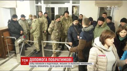 Ради спасения ребенка АТОвци попытались "продать" собственные медали винницким чиновникам