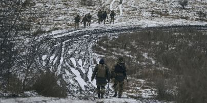 Укомплектування ЗСУ: чому військкомати вручають повістки у публічних місцях?