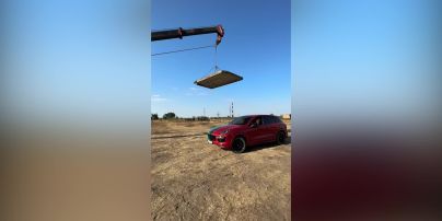 Блогер Денис Поветкин уронил на свой Porsche бетонную плиту