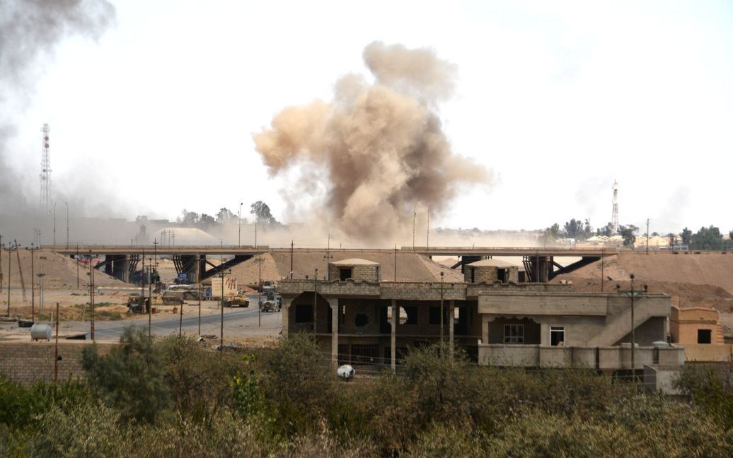 Взрывы во время столкновений армии Ирака и сил ИГ перед окончательным освобождением Кайяры / © Reuters