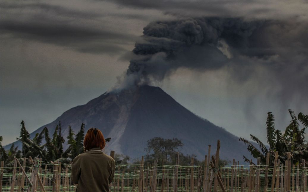Вулкан Синабунг вивергає попіл у повітря під час виверження в Каро, Північна Суматра, Індонезія. / © Reuters