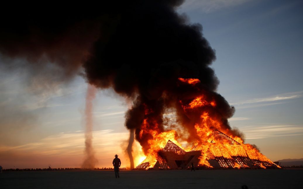 Витвір мистецтва спалюється на фестивалі Burning Man у пустелі Блек Рок в штаті Невада, США. Цього року фестиваль відвідують близько 70 000 людей з усього світу. / © Reuters
