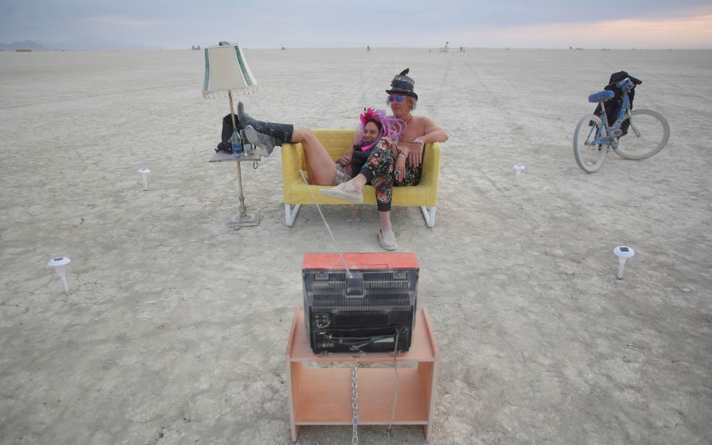 Участники 30-го ежегодного фестиваля независимого искусства Burning Man в пустыне Блэк Рок в штате Невада, США. Фестиваль длится восемь дней, его участники поражают друг друга произведениями искусства, большинство из которых потом сжигают. В этом году Burning Man посетит 70000 участников. / © Reuters