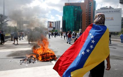 У голодній Венесуелі готують референдум за імпічмент президента