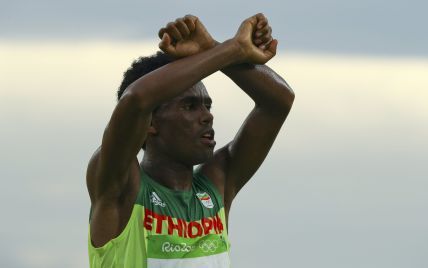 ЗМІ в захваті від ефіопського бігуна, що відкрито виступив проти свого уряду в Ріо