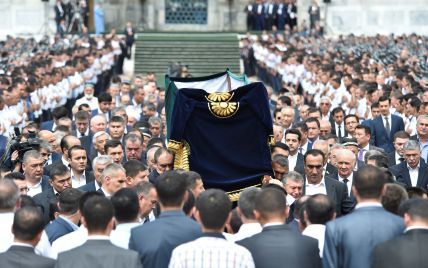 Похорон тирана: загорнуте в 21-метровий саван тіло Карімова несли на руках