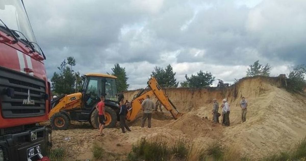 На Ровенщине двух детей засыпало песком во время обвала карьера