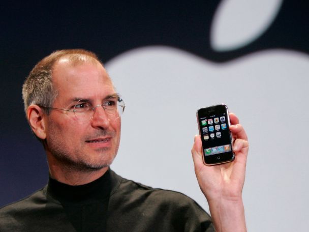 Стів Джобс на презентації першого iPhone (2007 рік) / © Business Insider