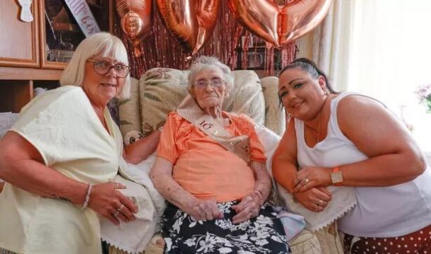 Айрін Спростон з донькою та внучкою / Фото: Stoke Sentinel