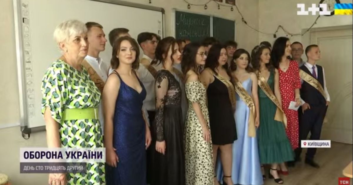 Школярі із Київщини подарували зібрані кошти на випускний дівчинці, якій вибухом пошкодило обличчя