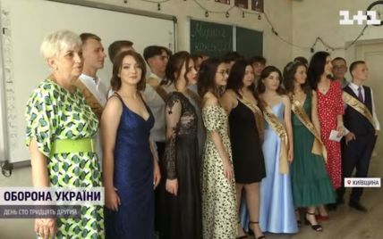 Школьники из Киевщины подарили собранные средства на выпускной девочке, которой взрывом повредило лицо