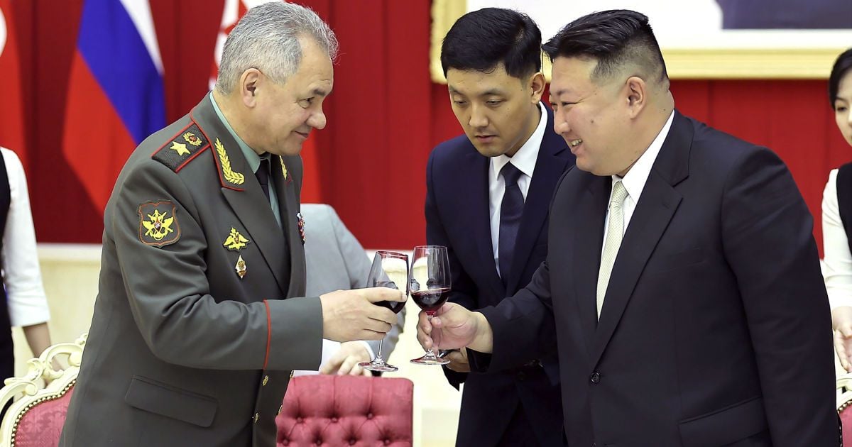 Сергій Шойгу та Кім Чен Ин / Associated Press