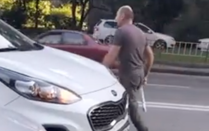 "Ху**во ты воевал": во Львове мужчина набросился на военного на дороге — видео