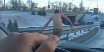 В Киеве возле моста Патона заметили мужчину без одежды и с порезанным животом: видео