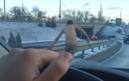 У Києві біля моста Патона помітили чоловіка без одягу та з порізаним животом: відео