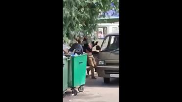 В Днепре ТЦК "упаковал" в бус мужчину: как он бежал через окно