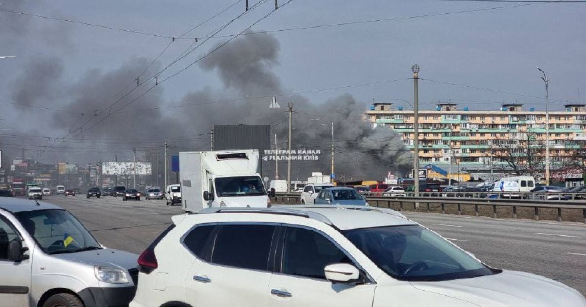 У Києві на Борщагівці виникла масштабна пожежа