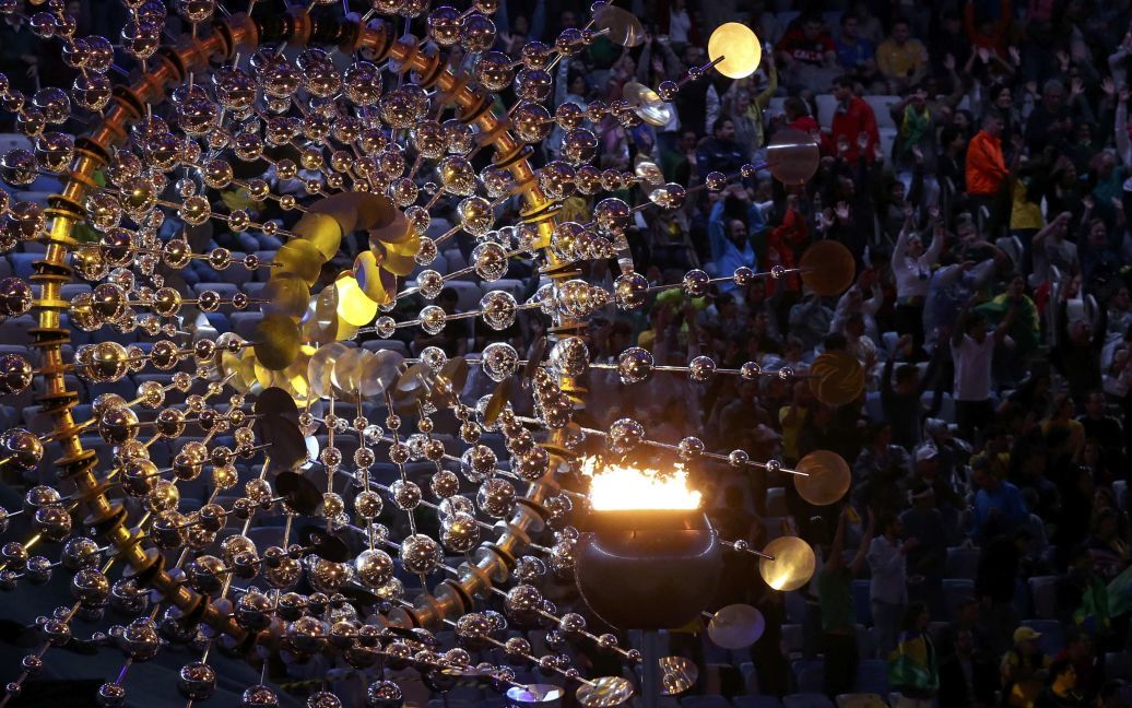 Фото олімпійського вогню перед початком церемонії / © Reuters