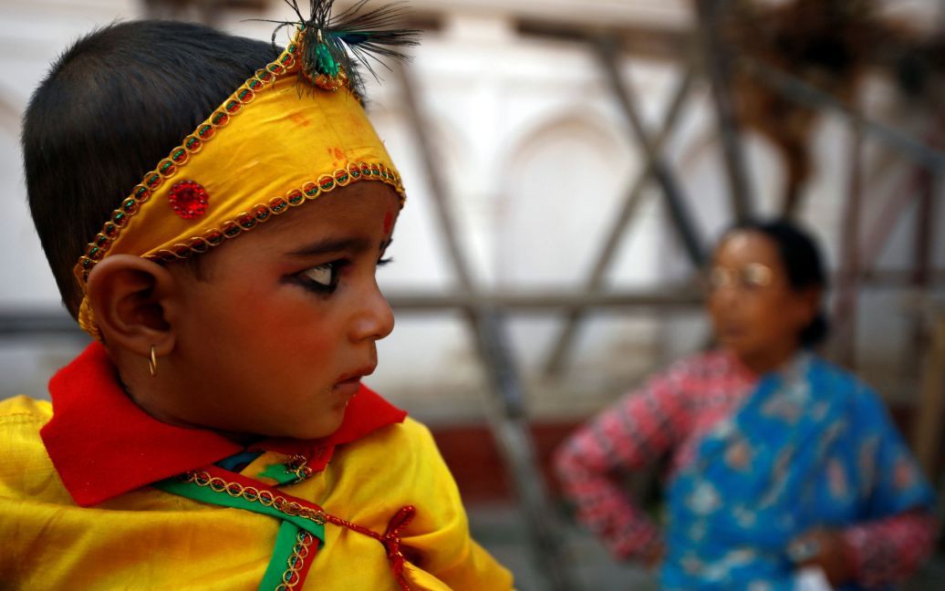 Мальчик, одетый как божество Кришна / © Reuters